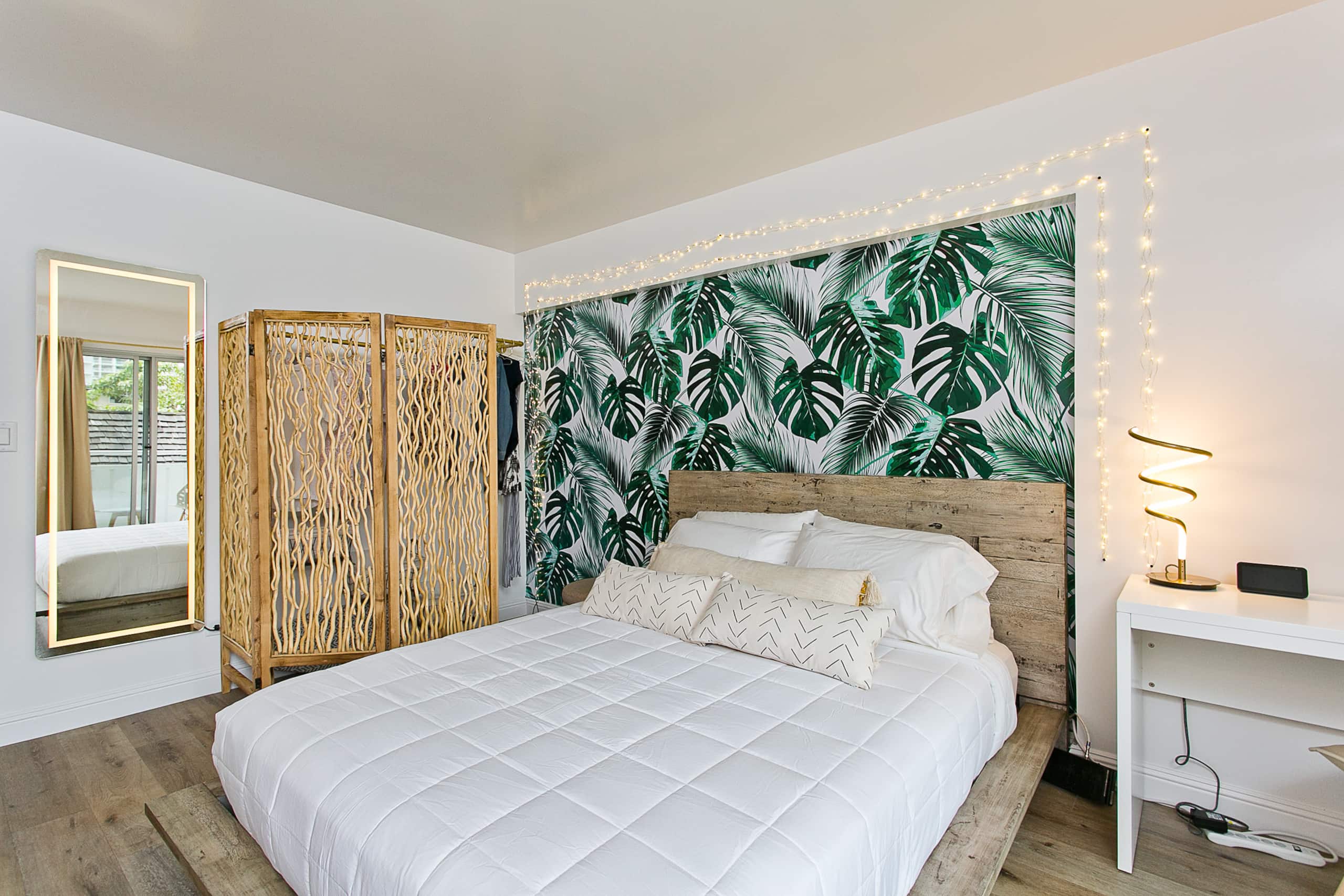Monstera Plant Modern Waikiki 1/2 Block To Beach! - Image 8