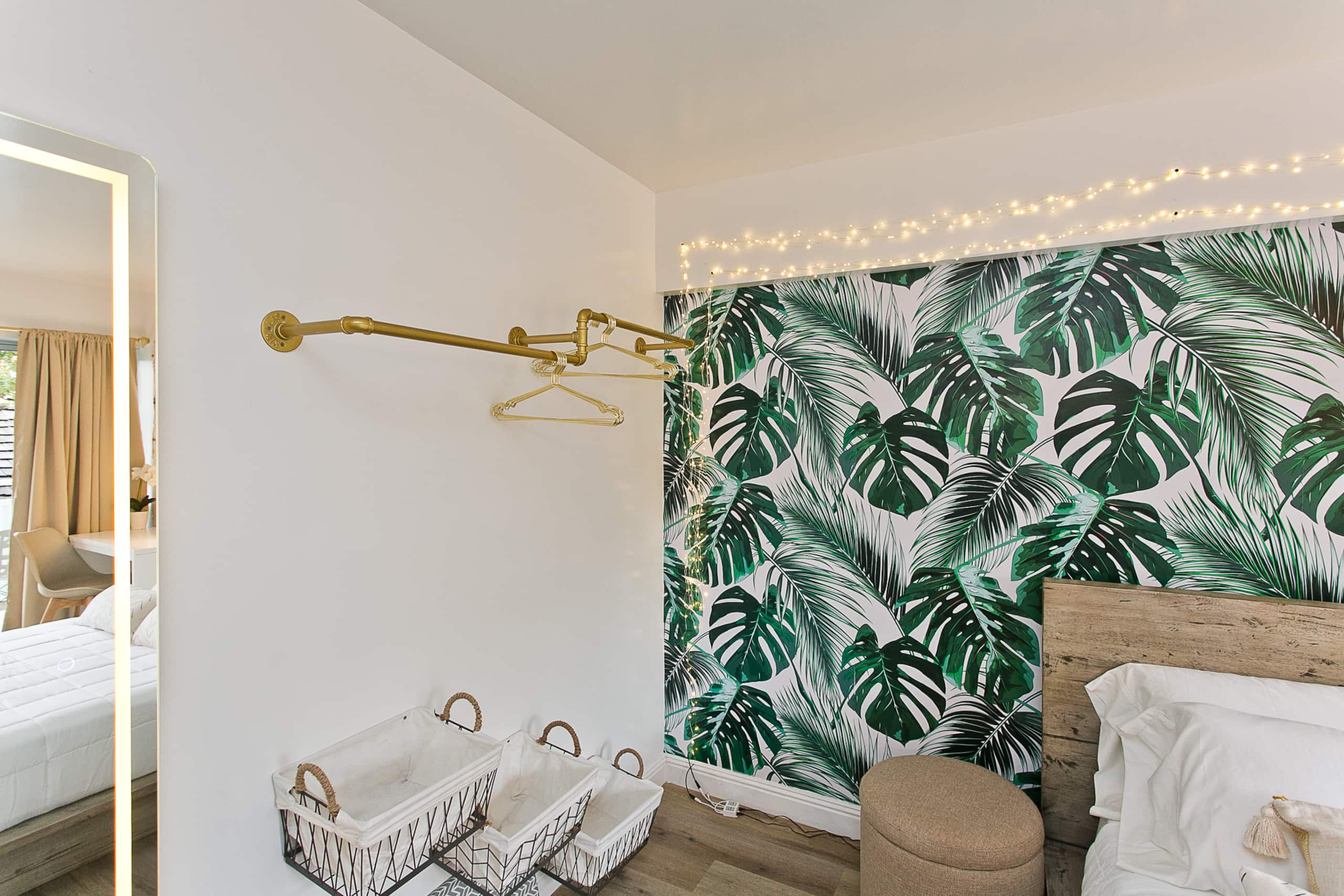 Monstera Plant Modern Waikiki 1/2 Block To Beach! - Image 6