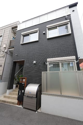 100 INN Suite　新宿から1駅の新大久保駅、大久保駅から徒歩４分。大人3名～8名まで。