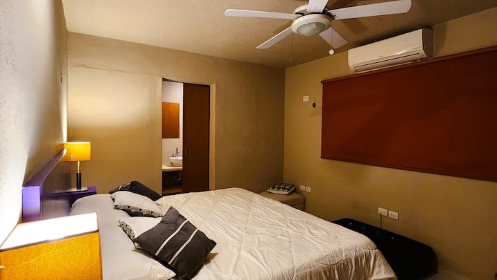 La habitación cuenta con un medio baño privado