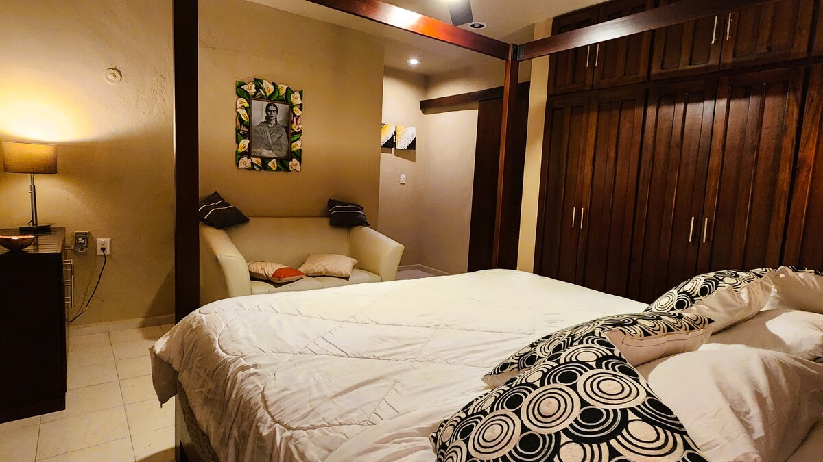 Ოთახს აქვს ცალკე აბაზანა-ტუალეტი