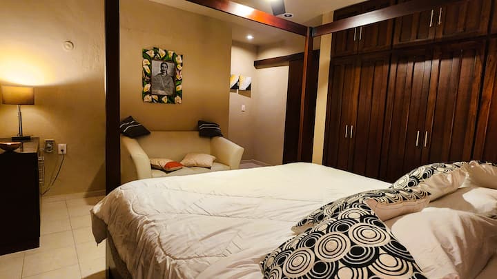 La habitación cuenta con un baño completo privado