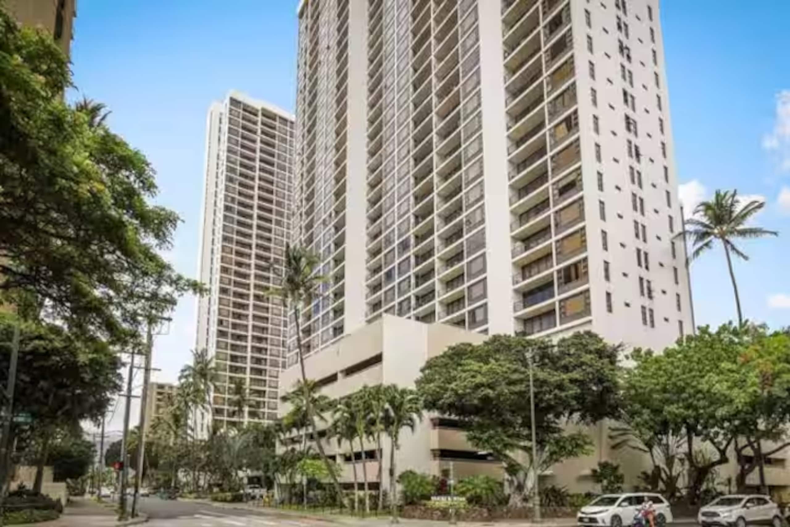 Condo in Honolulu · ★4.81 · 1 bedroom · 3 beds · 1 private bath - Image 19