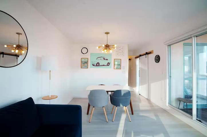 Bright Ocean View 2 bedroom Downtown