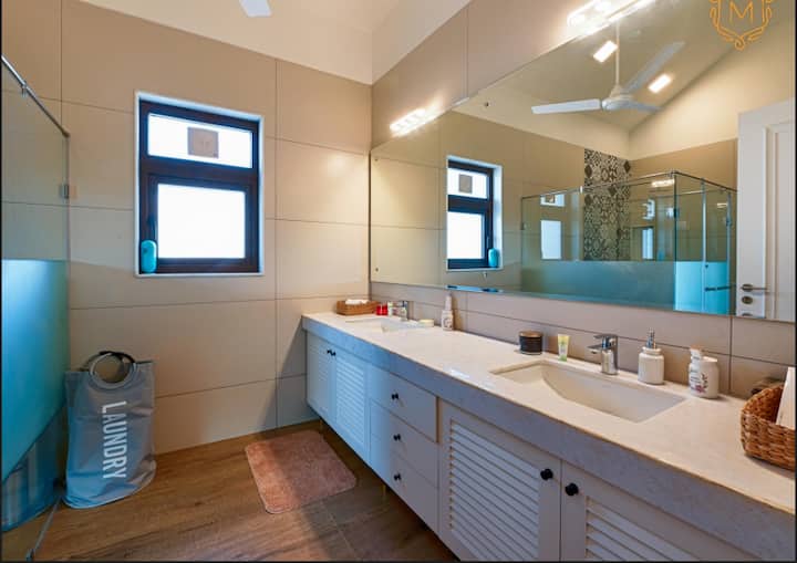 Full bathroom 1 image 1