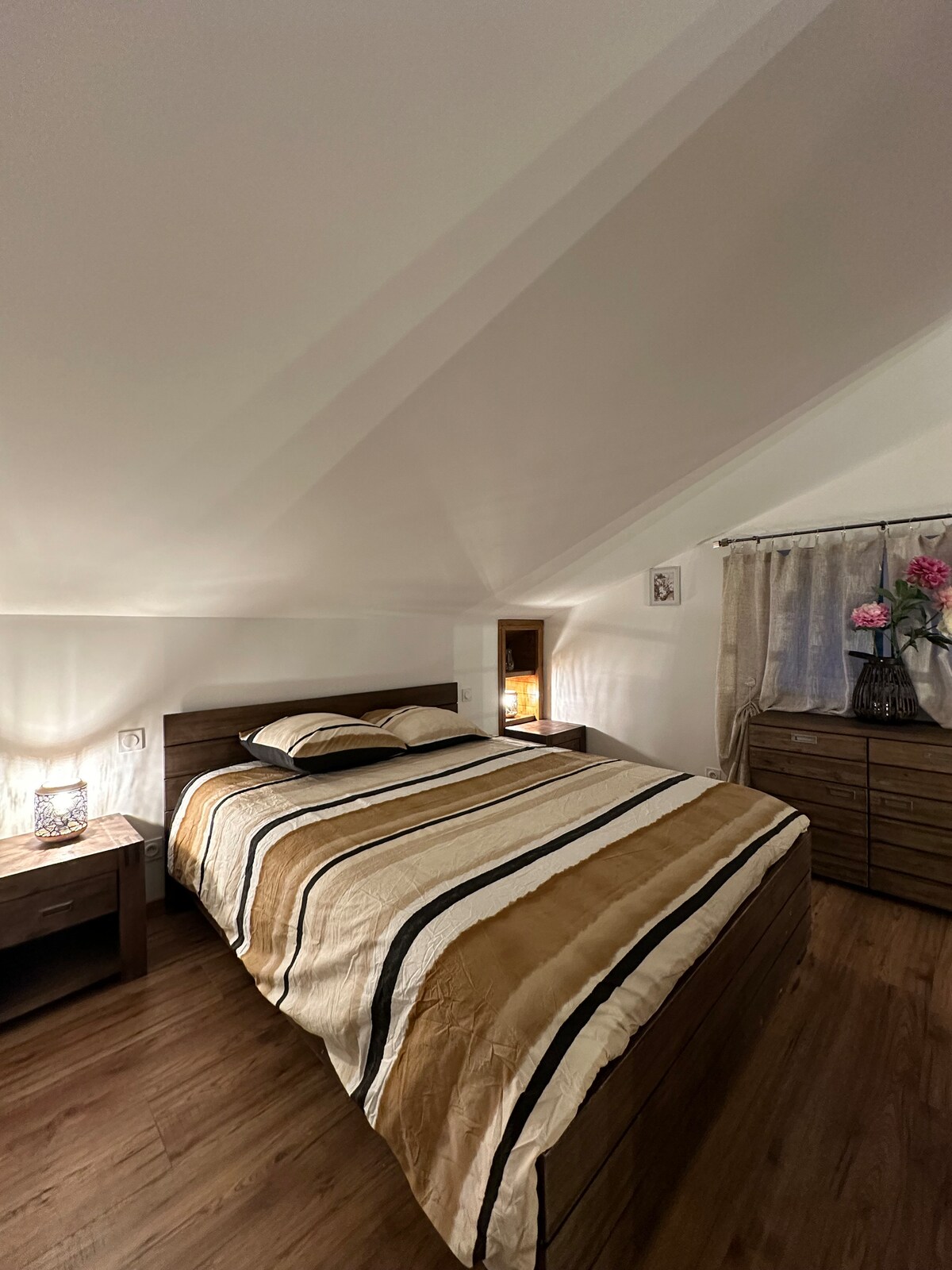 Уютна стая на горния етаж с голямо двойно легло 160 см, телевизор и сандък за съхранение. Осигурено е спално бельо за удобен престой. Идеално за отдих след цял ден разглеждане на забележителности, работа или други дейности