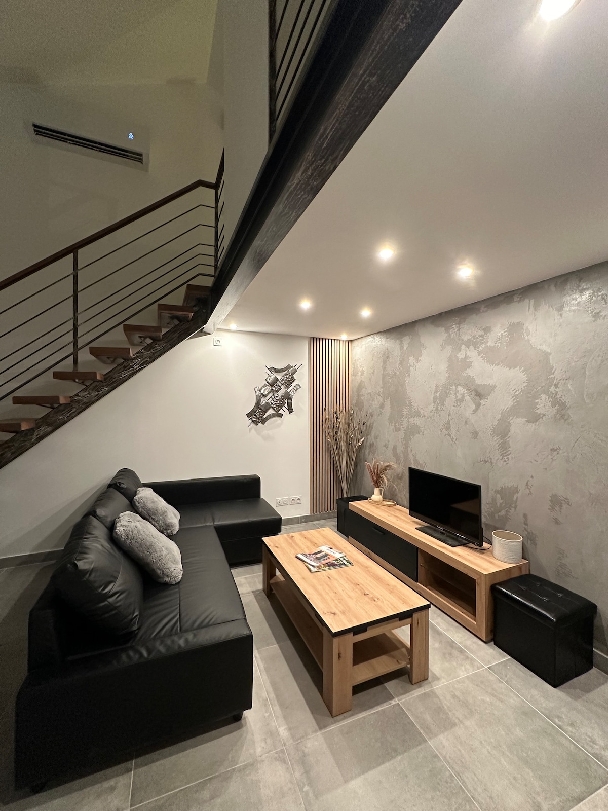 Приятна всекидневна с двоен разтегателен диван, завивка и одеяло, телевизор и безплатен Wi-Fi. Документация за района и дейностите, които са на разположение, за да организирате най-добре престоя си.