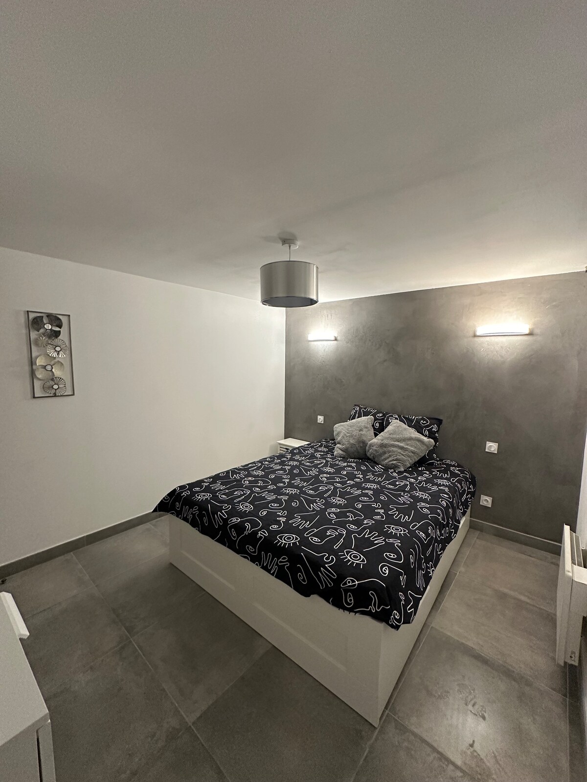 Добре дошли в нашата очарователна двойна стая, разположена на пътя. Ще намерите голямо двойно легло от 160 см, идеално за двама души, както и сандък за съхранение на вещите ви. Спалното бельо е напълно осигурено.