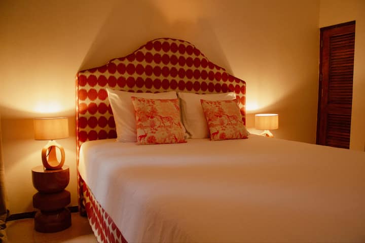  Das Hauptschlafzimmer ist ein ruhiger Raum mit angrenzendem Badezimmer. 