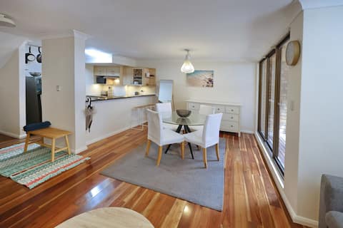 5 Minutes Walk Central Station + Parking 2 Bedroom