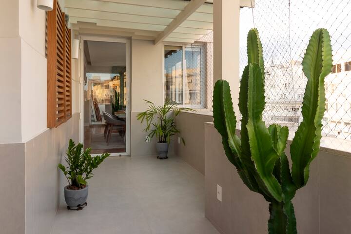 Stylish Copacabana Apt one block from the beach gallery image 4