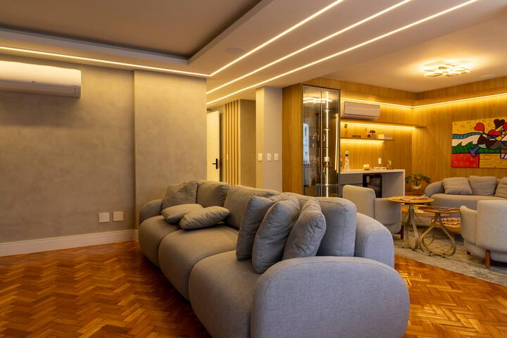 Stylish Copacabana Apt one block from the beach gallery image 2