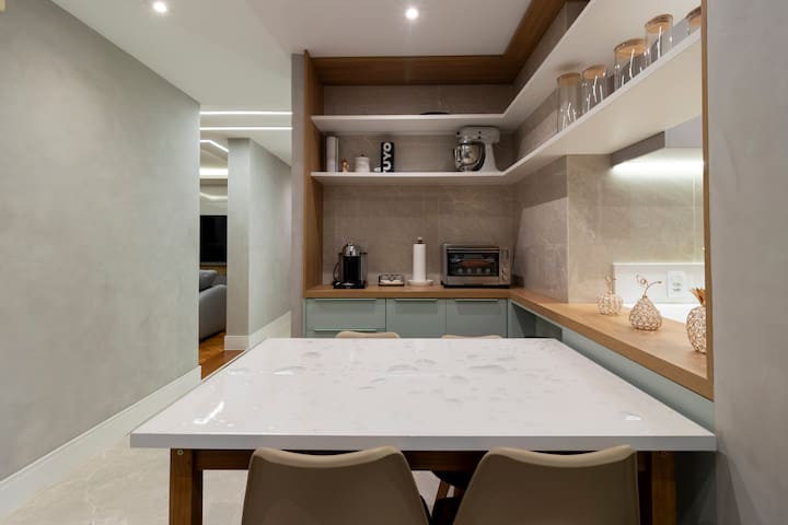 Stylish Copacabana Apt one block from the beach gallery image 3