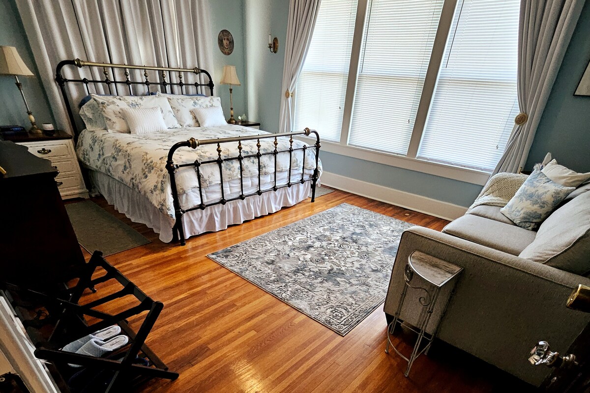 大房间配备加大双人床，配备全尺寸沙发作为起居区