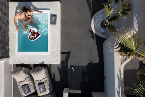 AJA Deluxe Suite with hot tub