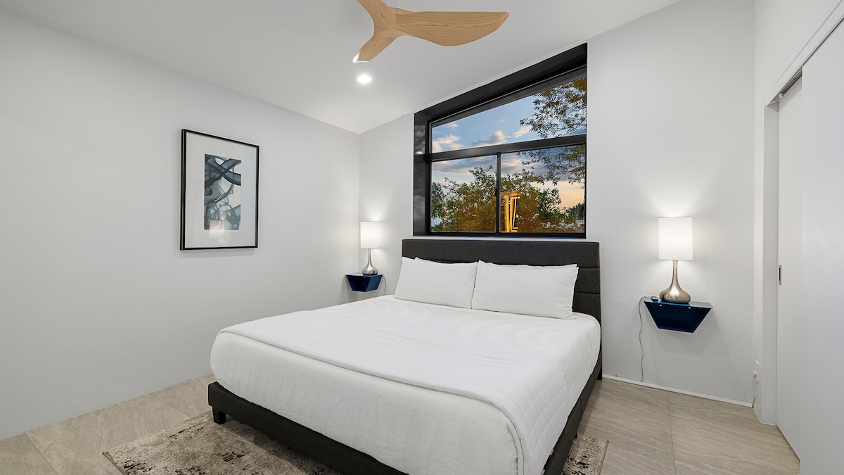 დიდი საძინებელი, რომელშიც არის 183×213 სმ ზომის საწოლი, თანამედროვე დეკორი და რბილი განათება, იდეალურია მშვიდი ძილისთვის.