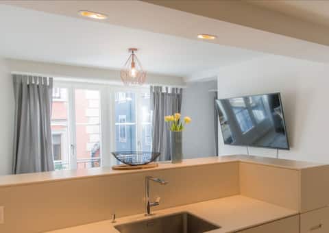 Successful Airbnb property: Amazing oldtown location by Airhome 1st floor in Rathaus