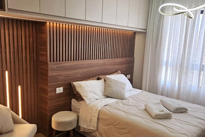 Otkrijte naš novouređen studio, prostor namijenjen za vašu udobnost i dobrobit. Svaki je detalj osmišljen kako bi gostima pružio vrhunsko iskustvo i omogućio im da se opuste.