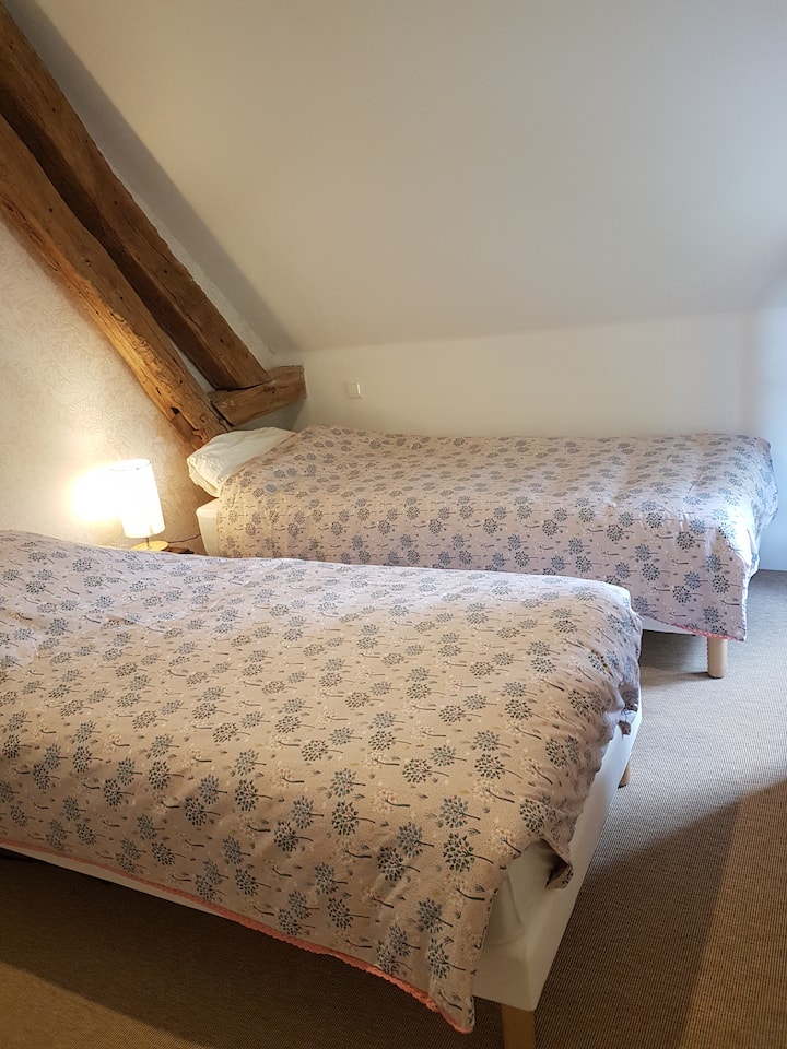 2 lits simples (90cm) ou 1 lit king size (180cm)