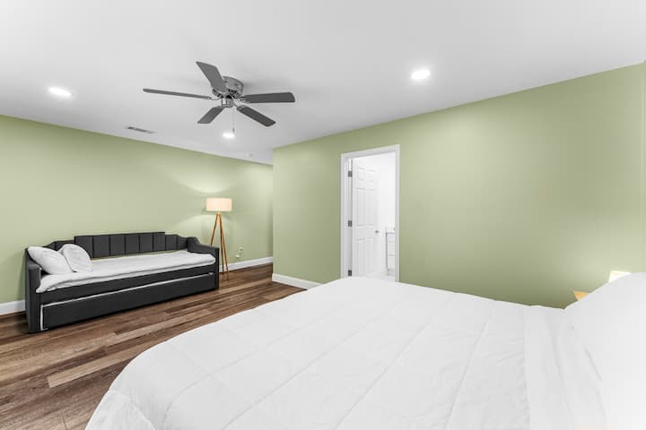 В основния апартамент могат да се настанят четирима души.  Едно голямо двойно легло и двойно легло с два единични матрака.  Има голям дрешник, прилежаща баня и телевизор.