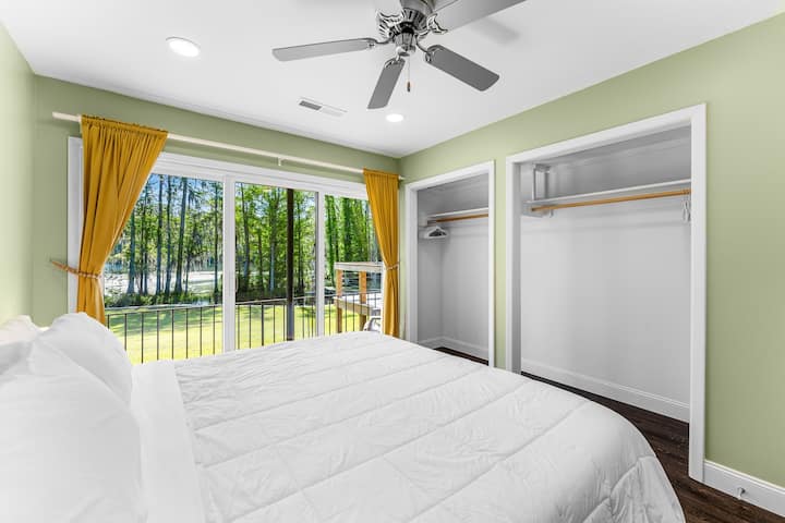 Голямо двойно легло с прекрасна гледка към брега! Отделна баня от другата страна на коридора.