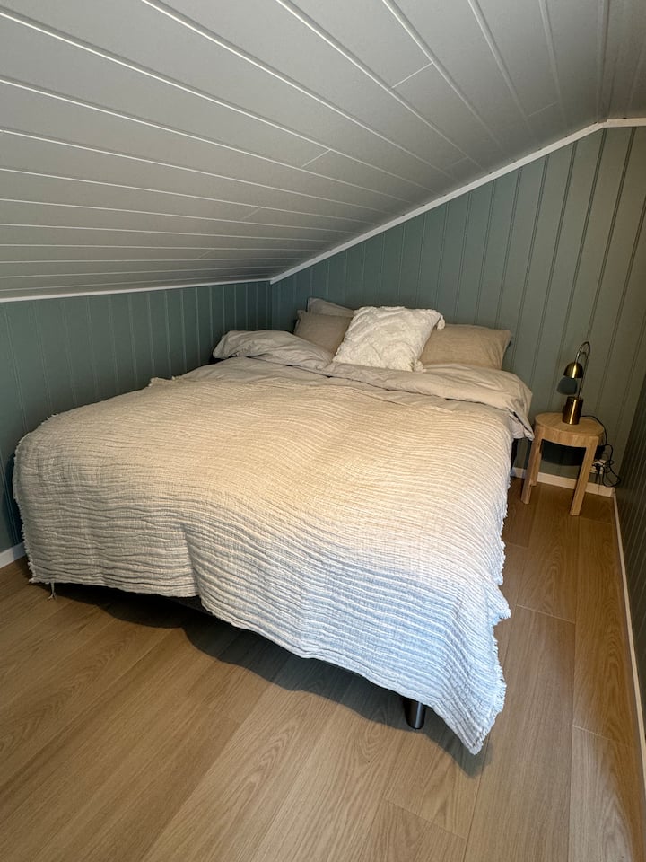 Chumba cha kulala namba 2, kwenye ghorofa ya pili. Kitanda cha sentimita 150 chenye ubora wa hali ya juu. 