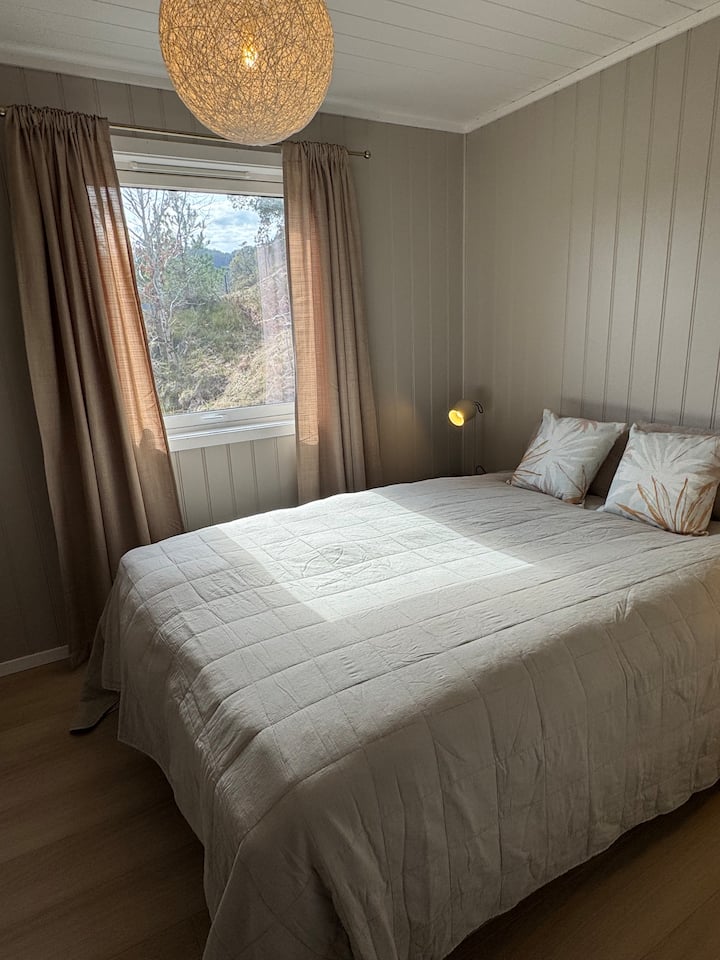 Chumba cha kulala namba 1 kwenye ghorofa ya chini. Kitanda chenye upana wa sentimita 150 chenye ubora mzuri.