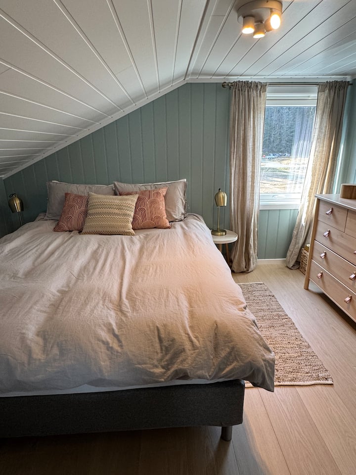 Chumba cha kulala # 3, kwenye ghorofa ya pili. Kitanda cha watu wawili chenye ubora wa hali ya juu (sentimita 150). Rangi za starehe na hisia nzuri ya chumba. 