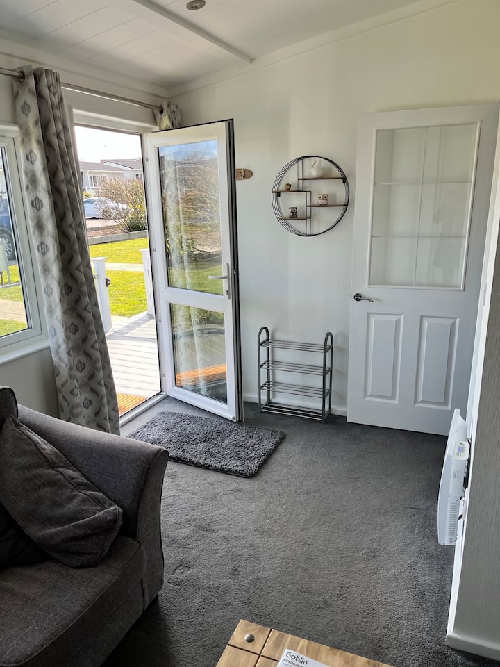 2 Bedroom Chalet In Oulton Broad - Lowestoft