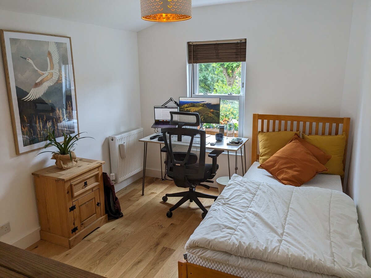 Съдържа легло на колелца и позволява две оформления: 
- единично легло и бюро 
- две единични легла