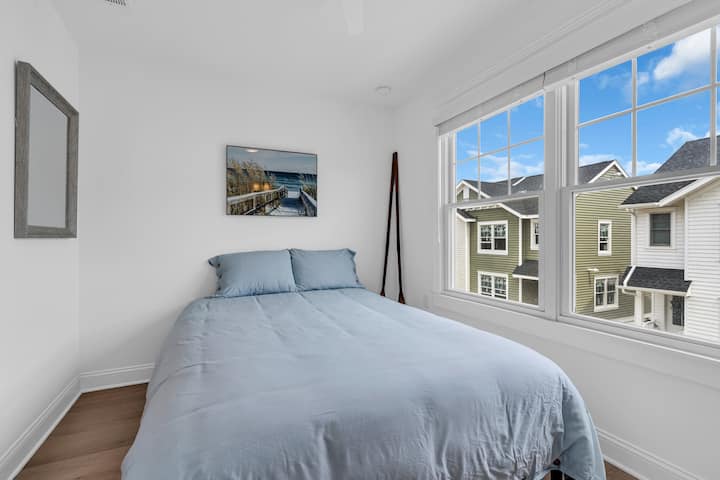 ห้องนอนที่หันหน้าไปทางด้านหน้าบ้านพร้อมเตียงควีนไซส์ มีห้องน้ำในตัวและสมาร์ททีวี