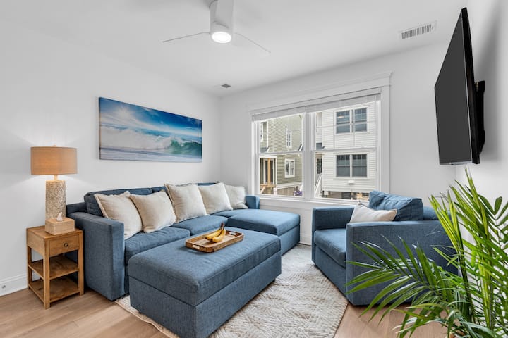 พักผ่อนและผ่อนคลายในที่พักที่สะดวกสบาย น่าอยู่ และเปิดโล่ง! เหมาะสำหรับการรวมตัวของครอบครัวและเพื่อน มีที่นั่งเพียงพอในห้องด้านหน้านี้ ซึ่งยังรวมถึงเตียงควีนไซส์แบบดึงออกภายในโซนที่แยกออกจากกัน