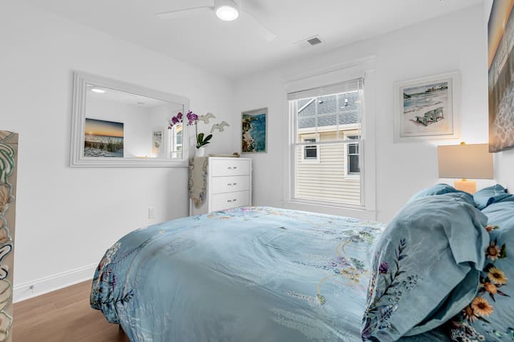 ห้องนอนด้านหลังบ้านพร้อมเตียงควีนไซส์ มีสมาร์ททีวี