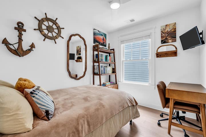 ห้องนอนกลางพร้อมเตียงเต็มขนาด มีสมาร์ททีวี พื้นที่ทำงานจากที่บ้าน และห้องสมุดหนังสือ นำแล็ปท็อปมาด้วยได้เลย แล้วมาดูหนังสืออ่านชายหาดที่เรามีให้เลือกกัน!