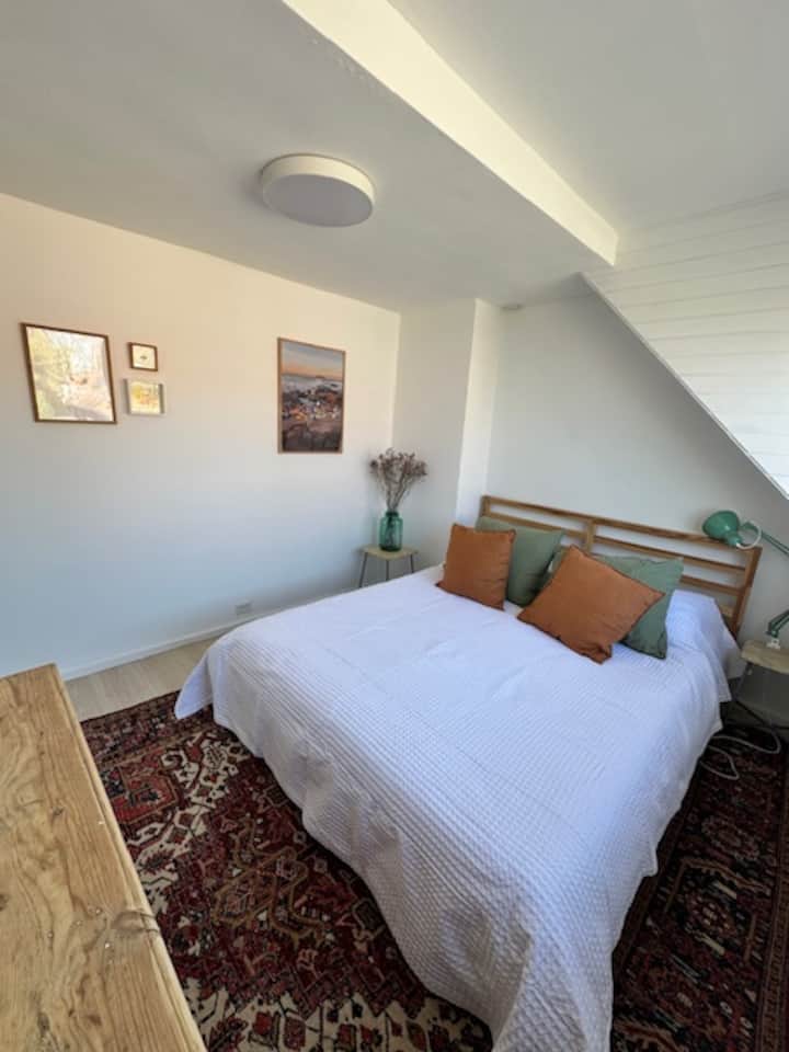 Bračni krevet na 2. katu. Drvena komoda s ladicama. Blokirajte rolete. 