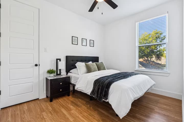 Privlačno i udobno... Savršen pogled iz ove prostorije. Udoban bračni krevet, uparen s zemljanim ukrasima - bočna svjetiljka i sjenila na prozorima olakšavaju upravljanje ambijentom! 