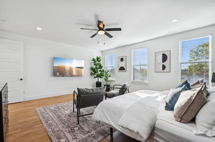 Ova glavna spavaća soba sa spojenom kupaonicom udobna je i moderna na dohvat ruke! Ovaj bračni krevet, Smart TV i privatna kupaonica omogućit će vam da ne želite otići!