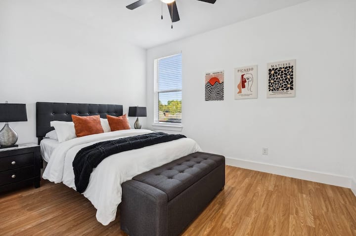 Odmor nikad nije bio tako jednostavan... Odmor nakon dugog dana ili dobar noćni san praktičniji je nego ikad! Luksuzan i udoban, sve u jednom! 