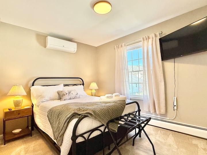 Relájate con estilo con una cama suave y cómoda, TV lista para transmitir, ventana llena de sol y aire acondicionado ajustable para mantener tu comodidad perfecta.