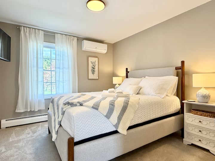Disfruta de un refugio tranquilo en este luminoso y espacioso dormitorio con su propio aire acondicionado, una hermosa ventana para la luz natural y un vistazo al televisor para tu entretenimiento.
