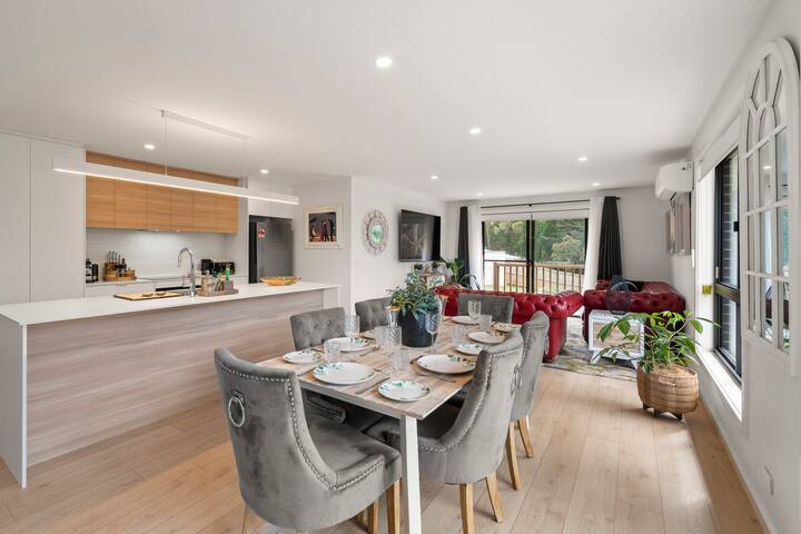 Gorgeous 4 Bedroom House – Blackmans Bay