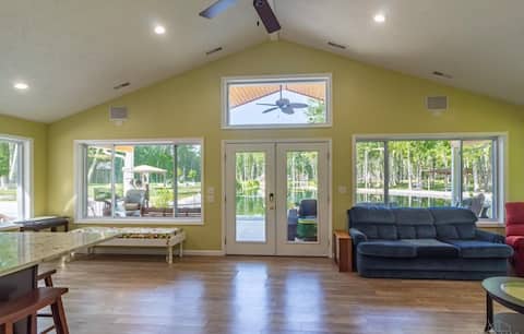 Popular Airbnb listing: 30 Acre Retreat: Pond, Hot Tub, Disc Golf & More! in Cincinnati Suburbs