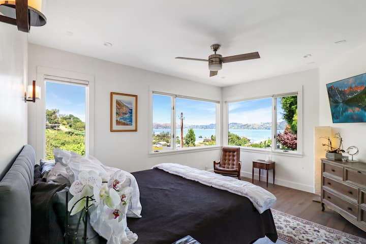 Dormitorio principal con baño privado.  El ascensor también se detiene aquí.  La ducha tiene un escalón bajo de tres pulgadas.