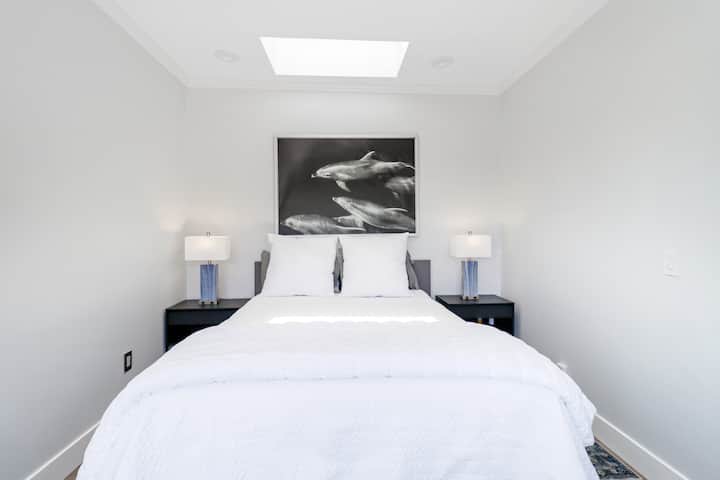 Esta habitación en el piso superior cuenta con fabulosas vistas y un escritorio de trabajo dedicado y tranquilo.  Ascensor con acceso ADA al dormitorio  El baño tiene una bañera con escalones