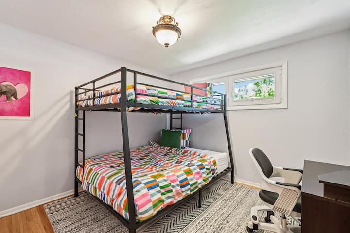El tercer dormitorio tiene una litera tamaño queen/full combo y un área de trabajo dedicada o tocador.