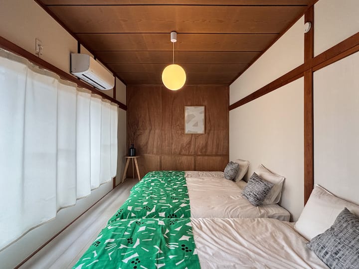 لقد غيرت ستائر غرفة النوم إلى ستائر معتمة.