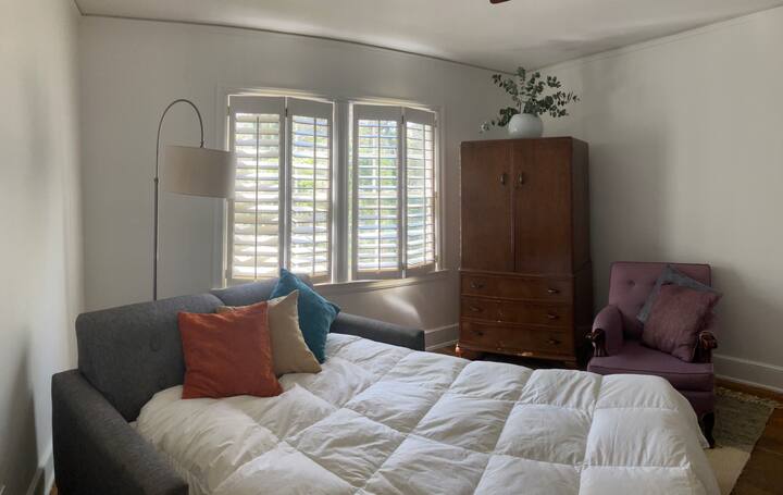 Dormitorio 2 con sofá cama de tamaño completo. Se puede usar como estudio/dormitorio