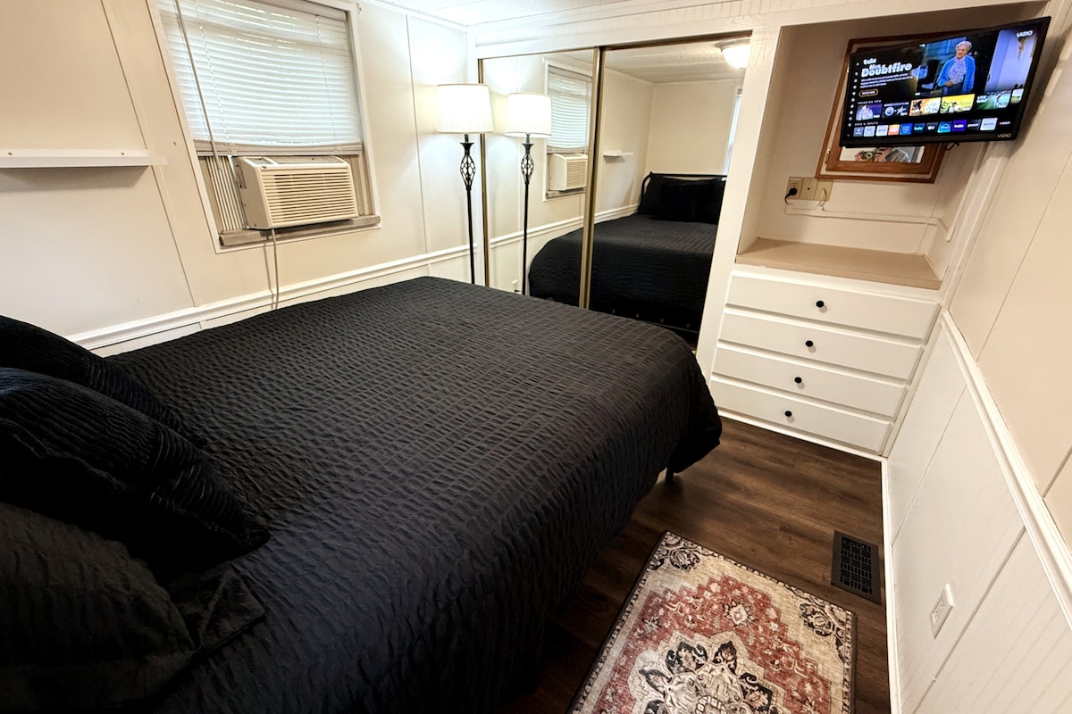 Chambre principale avec un lit queen. Télévision intelligente. Placard et tiroirs pour le rangement des vêtements. Miroirs pleine grandeur. Climatiseur.