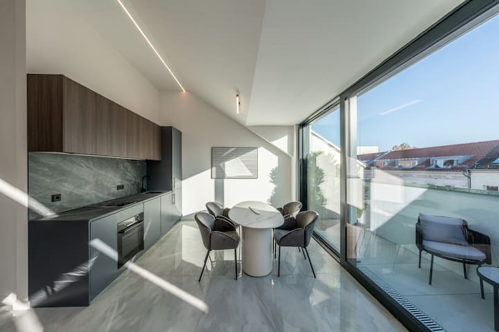 Sunny 2BR Penthouse + Terrace by Berlin Wall