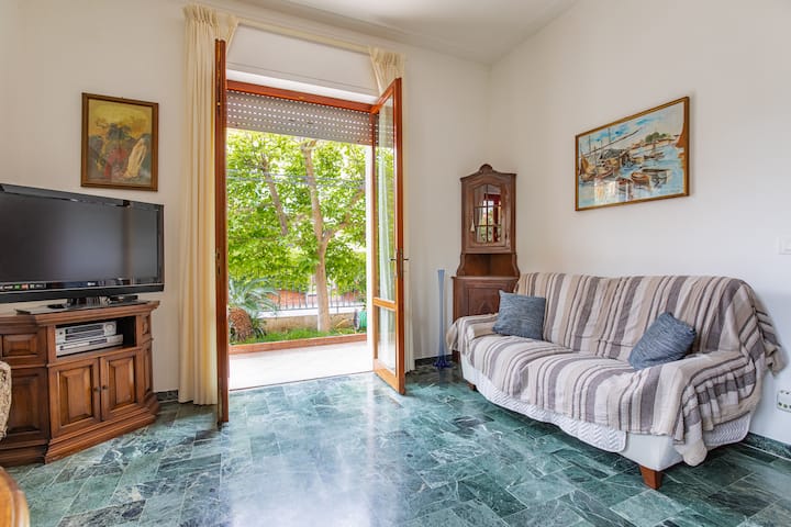 Peaceful City Corner With Free Parking - Viareggio